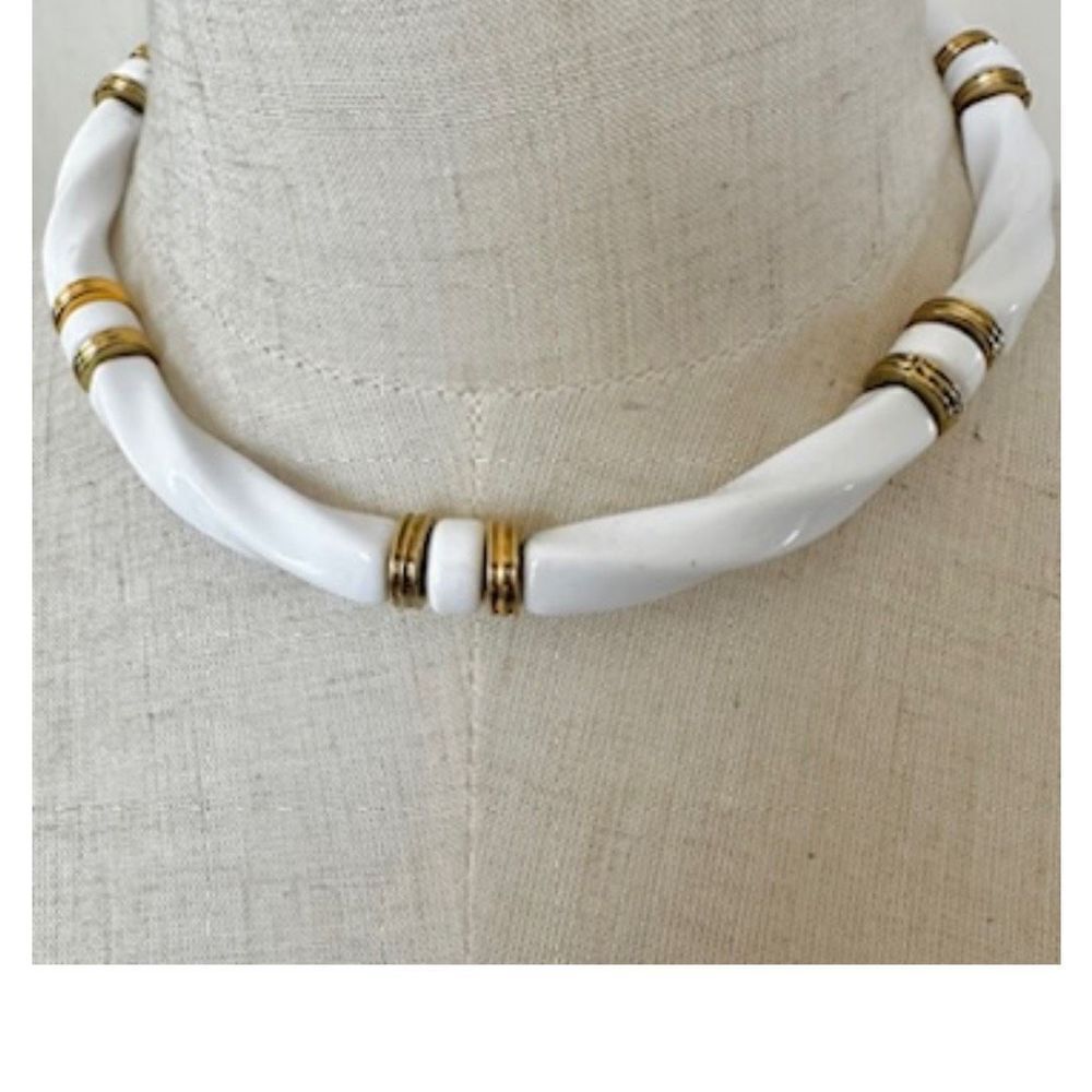 Avon white and gold tone classic twist necklace
